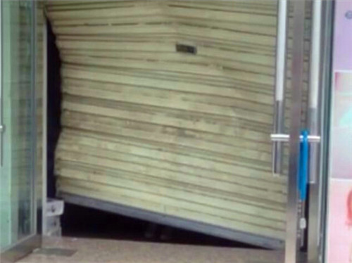 “樱桃贝贝童装”商铺卷帘门被撬现场