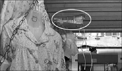 小偷商铺卷帘门上挖洞“掏”衣