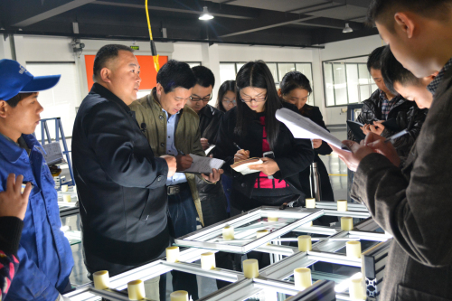 岳丹青经理正在车间现场为大家讲解制作流程